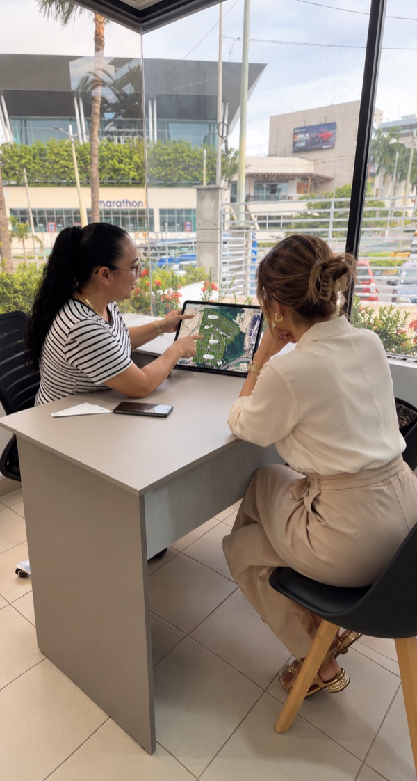 Consulta del masterplan del showroom en una tablet
