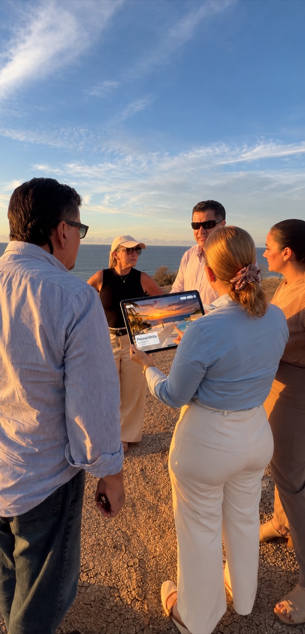 Presentación de las amenidades en una tablet durante una visita al terreno